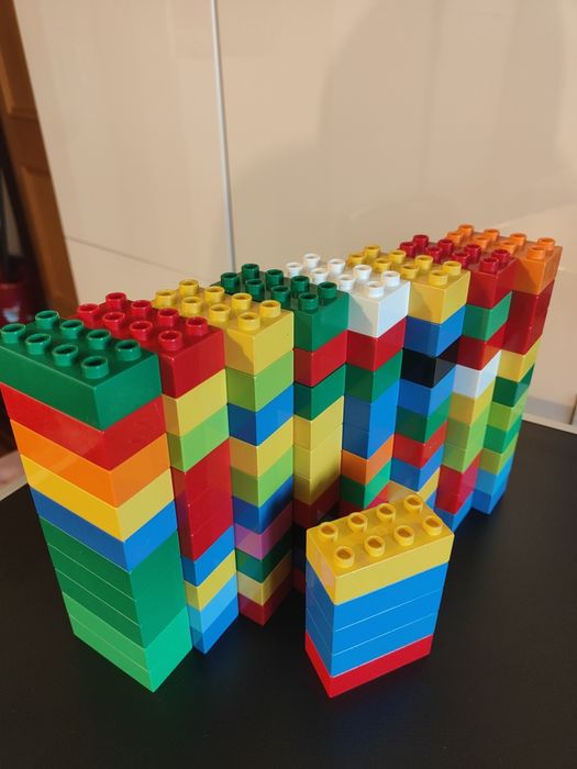 Conjunto LEGO Duplo com 548 peças