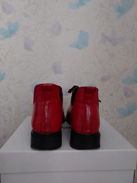 Натуральна шкіра,червоні і молочні