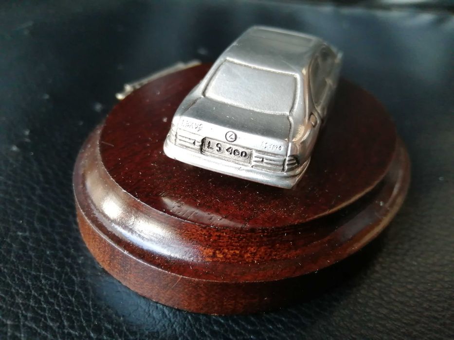 Miniatura Lexus em estanho