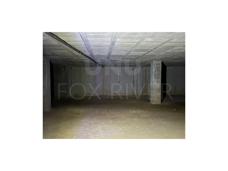 Garagem com capacidade de 48 lugares