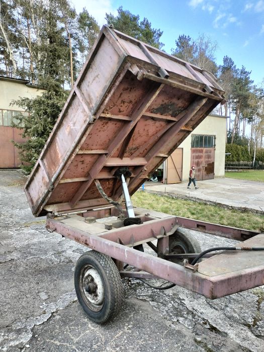 Przyczepa gospodarcza jednoosiowa wywrotka.