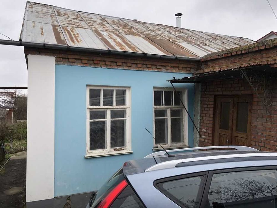 Частина будинку з власним входом, супер локація, мінімальне оформлення