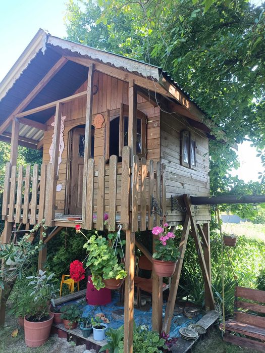 Domek z balkonem dla dzieci, zjeżdżalnia, piaskownica