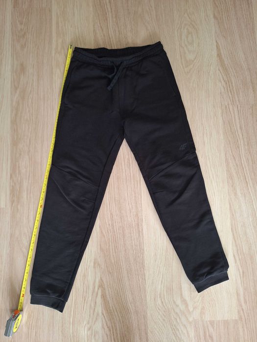 Spodnie 4 F w rozmiarze 158cm