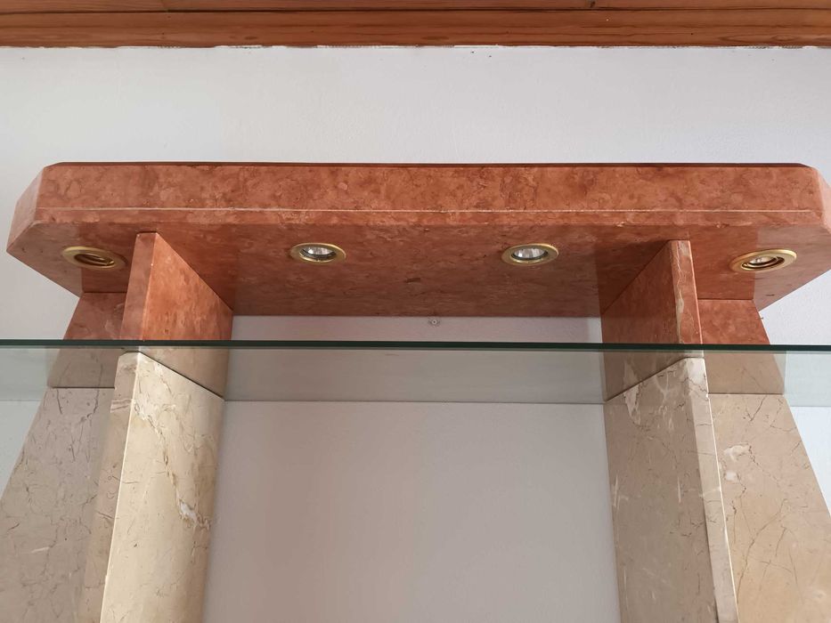 Estante em vidro e pedra