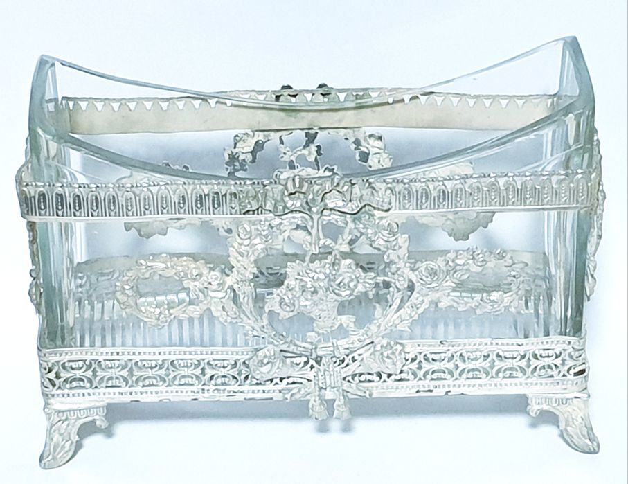 Rara pequena antiga jardinieira com armação banhada em prata Sec. XIX