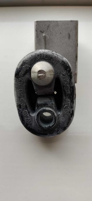 5Q0 253 144 AD Крепление глушителя