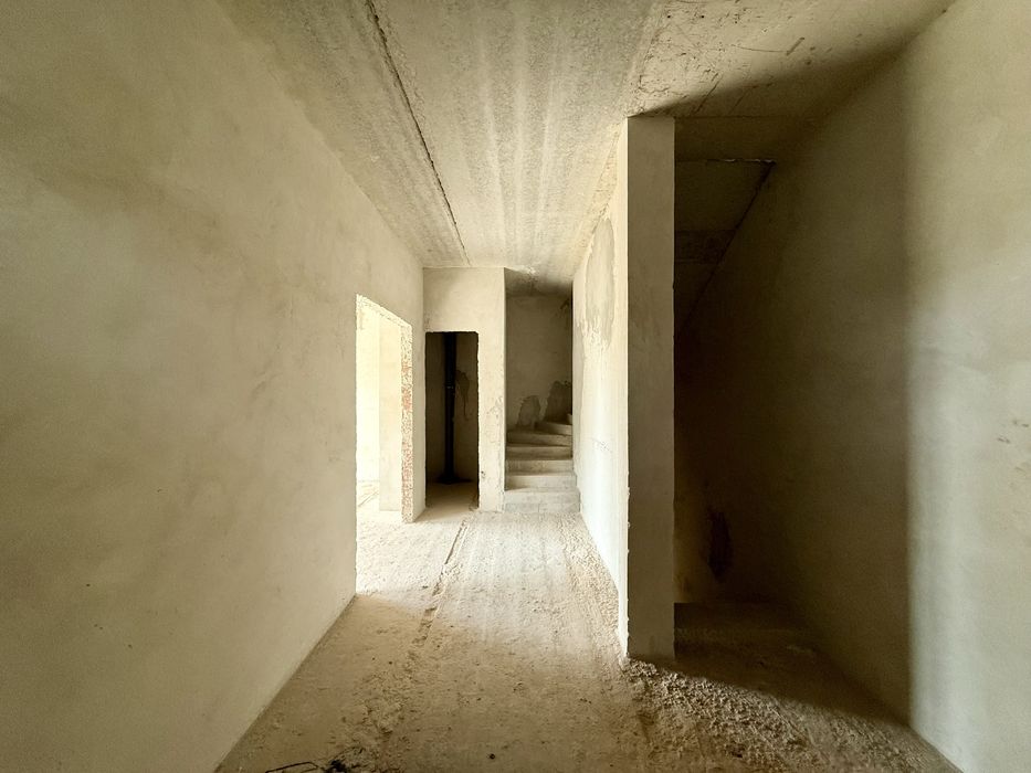 Зданий таунхаус з гаражем та міськими комунікаціями поруч озера!