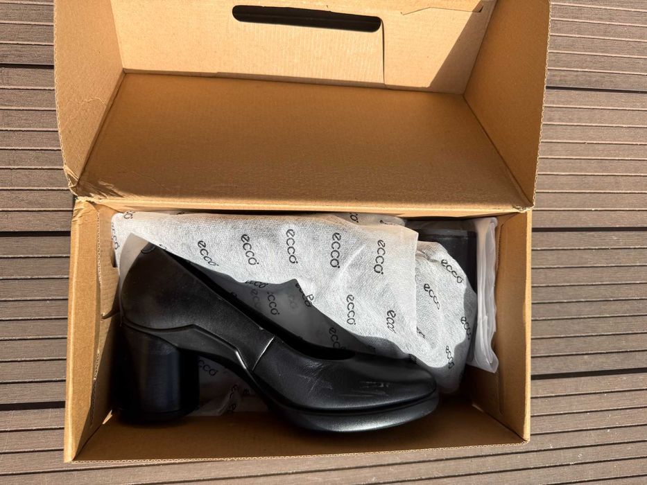Sapatos ECCO em Pele Preta com Salto – Tamanho 38