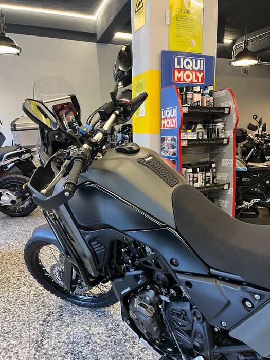 Yamaha T7 Teneré de 2024 com 10000 Kms, como nova e Top Case