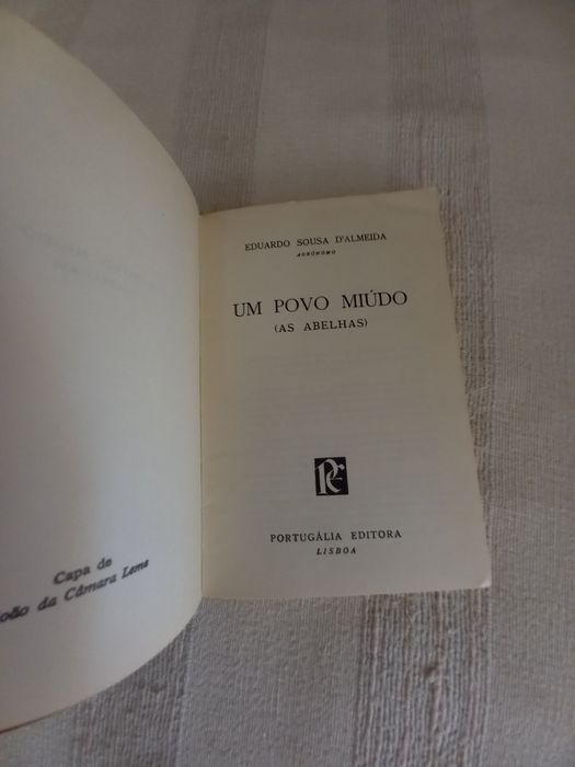 Livro antigo sobre as abelhas e o mel