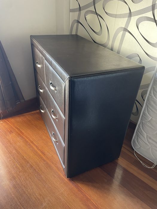 Cómoda moderna em pele sintética com 4 gavetas