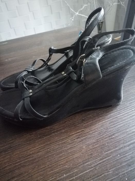 Sandałki na koturnie