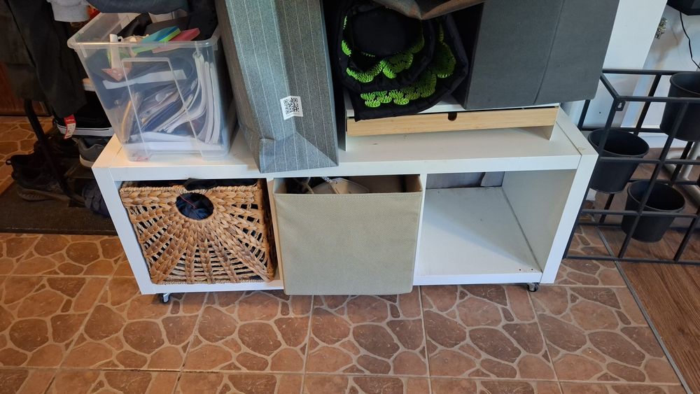 Biała  szafka z kołkami Ikea
