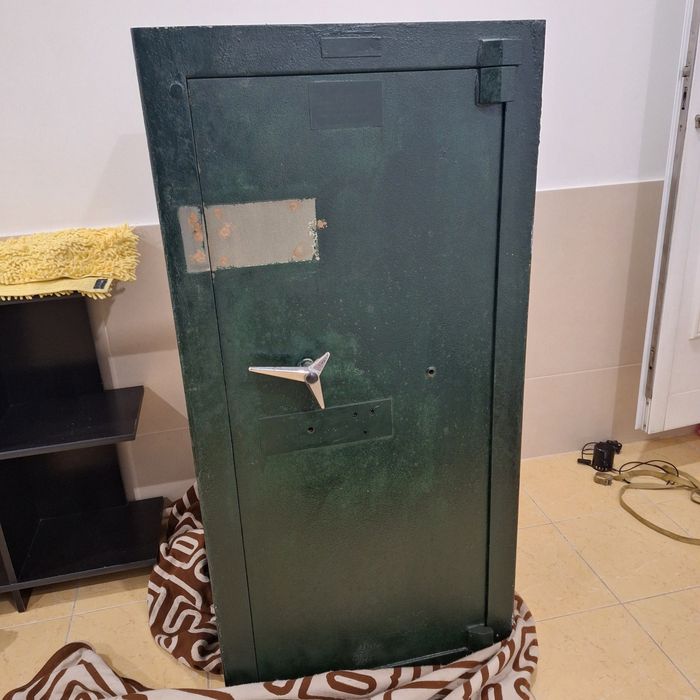 Cofre antigo finibank com chave cumprida