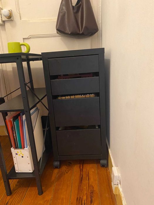 Cómoda com 4 gavetas preto (com rodinhas)