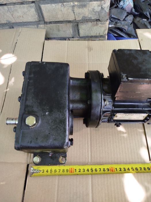 Мотор редуктор новий