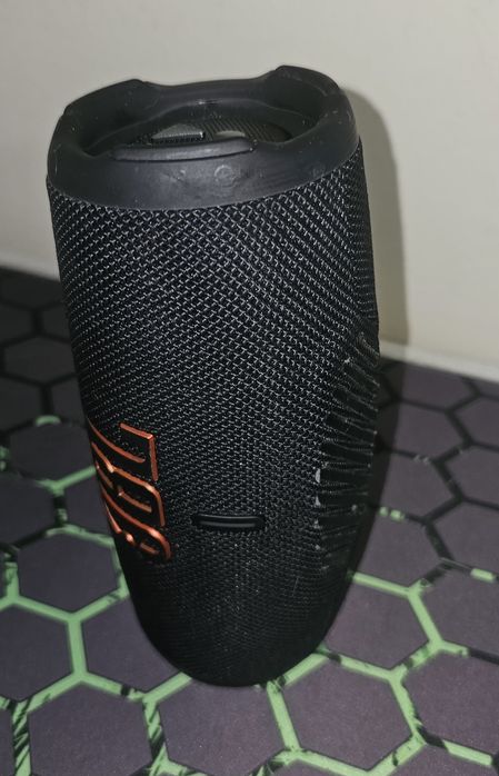 JBL Charge 5 – Som potente, sempre pronta para a festa!