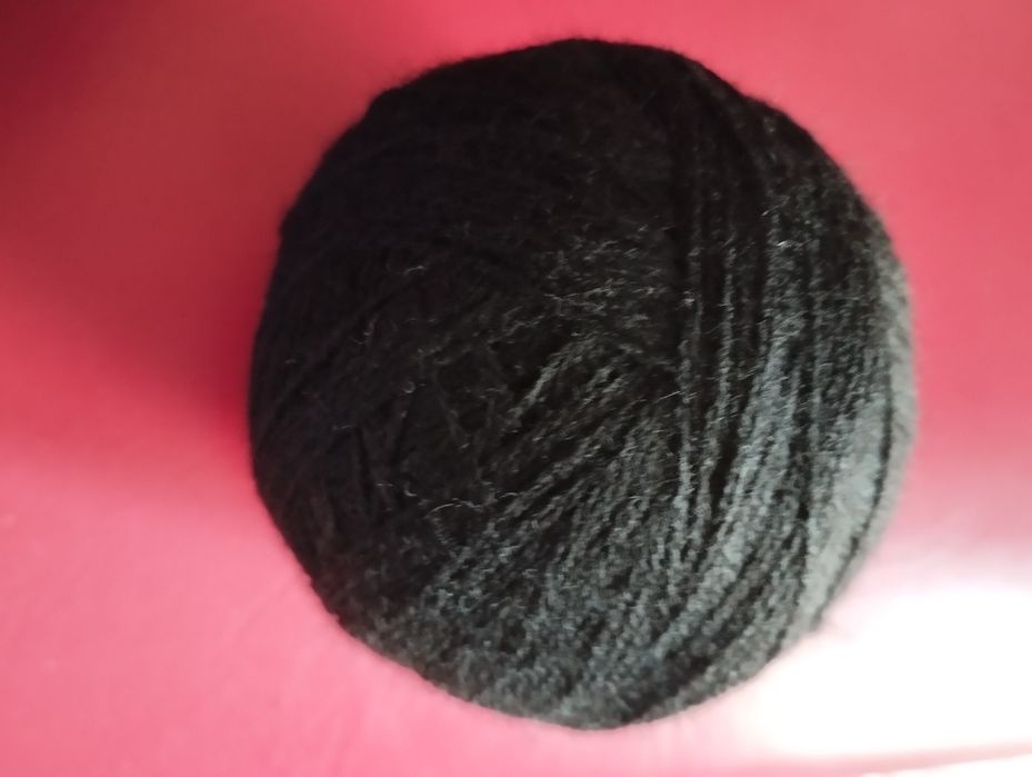 Пряжа для в'язанія. 546грамм колір чорний п/ш.пишіть. упакую перешлю.