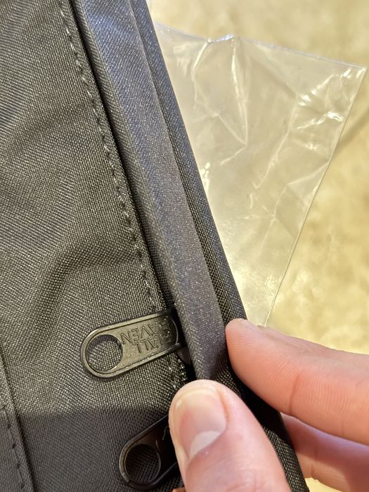 Mala Fjällräven Kånken preta com faixas em couro modelo laptop 17