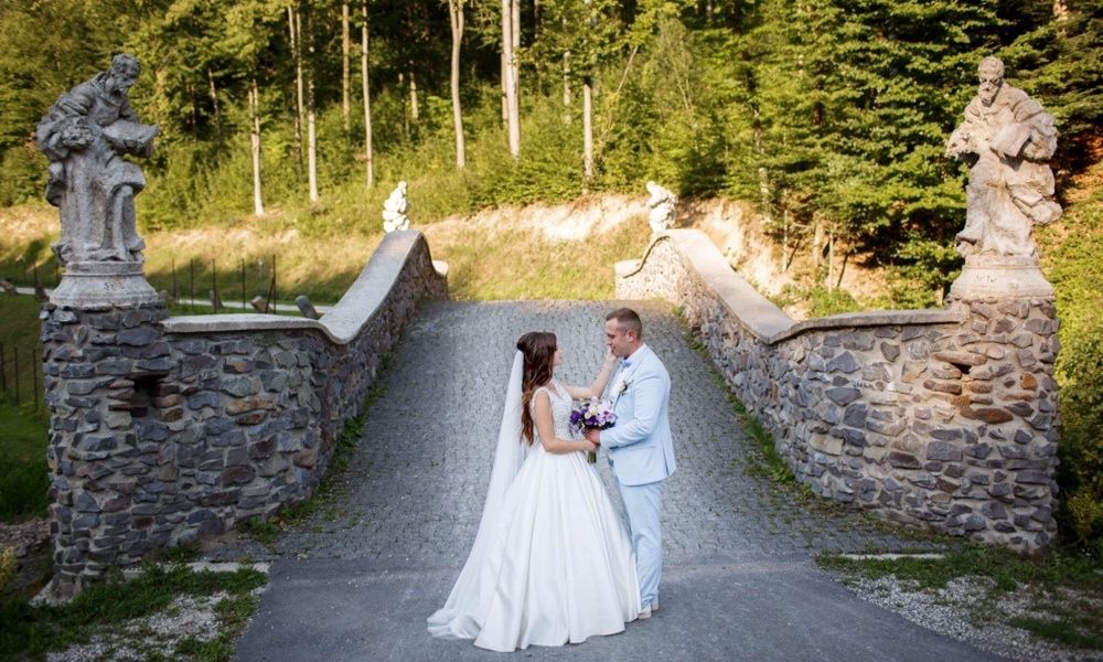 Весільне плаття .