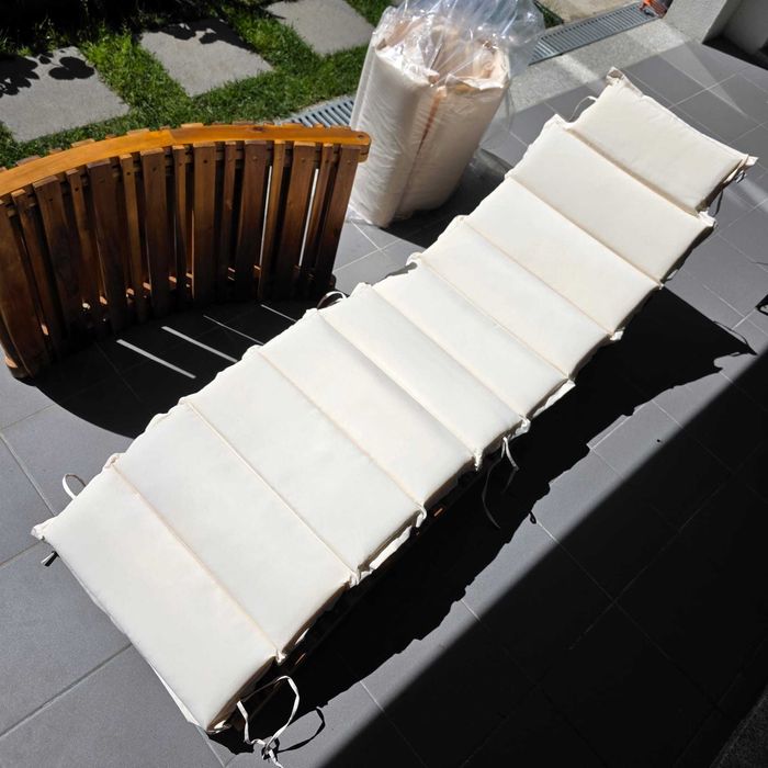 Duas Espreguiçadeiras Sun Lounger de Madeira de Acácia, dobrável com almofada e apoio para cabeça.
