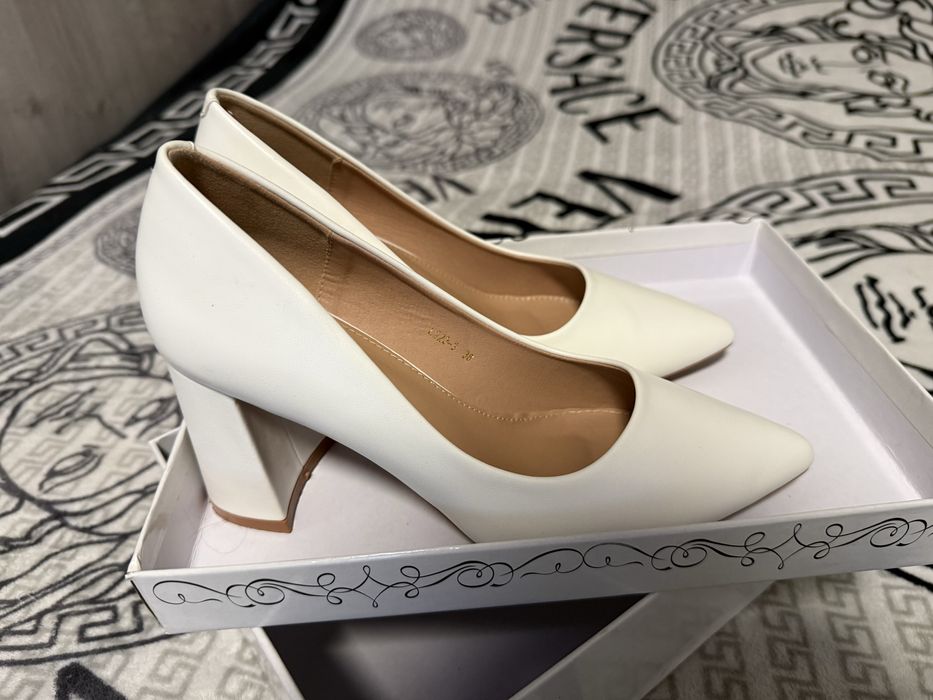 Білі туфлі для нареченої