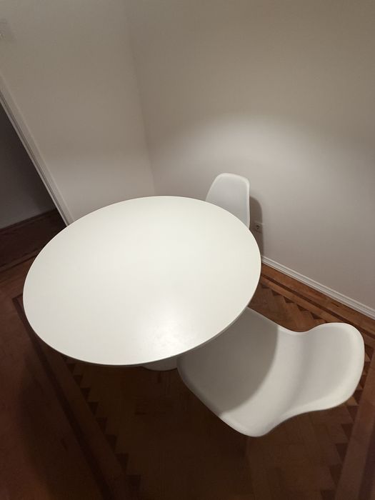 Mesa e duas cadeiras