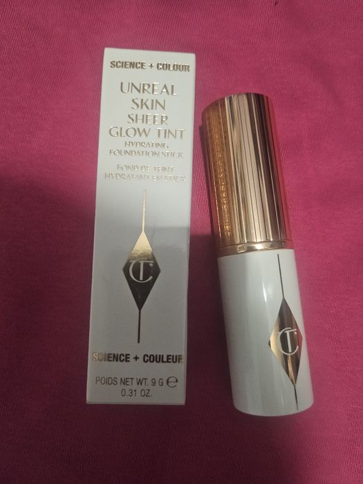 Podkład w sztyfcie Unreal Charlotte Tilbury