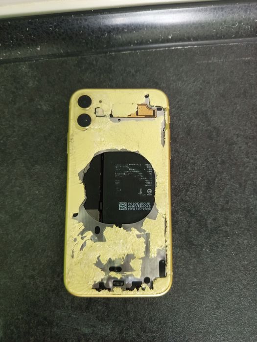 Айфон 11 на запчастини битий корпус.