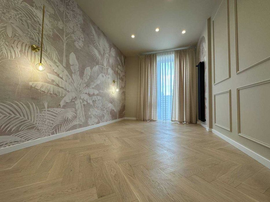 В продаже новый современный дом с бассейном в районе 12ст. Б. Фонтана.