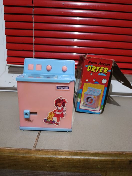 Це іграшка, яка імітує побутову техніку, популярна в 1980-х роках.