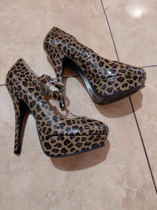 Buty damskie na obcasie marki New Look,  rozmiar 39/40