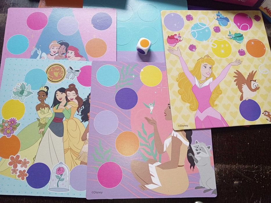 Gra nauka kolorów dla malej dziewczynki