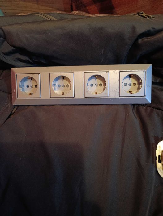 Резетки різні на 3 i 4 ячейки фірми REV