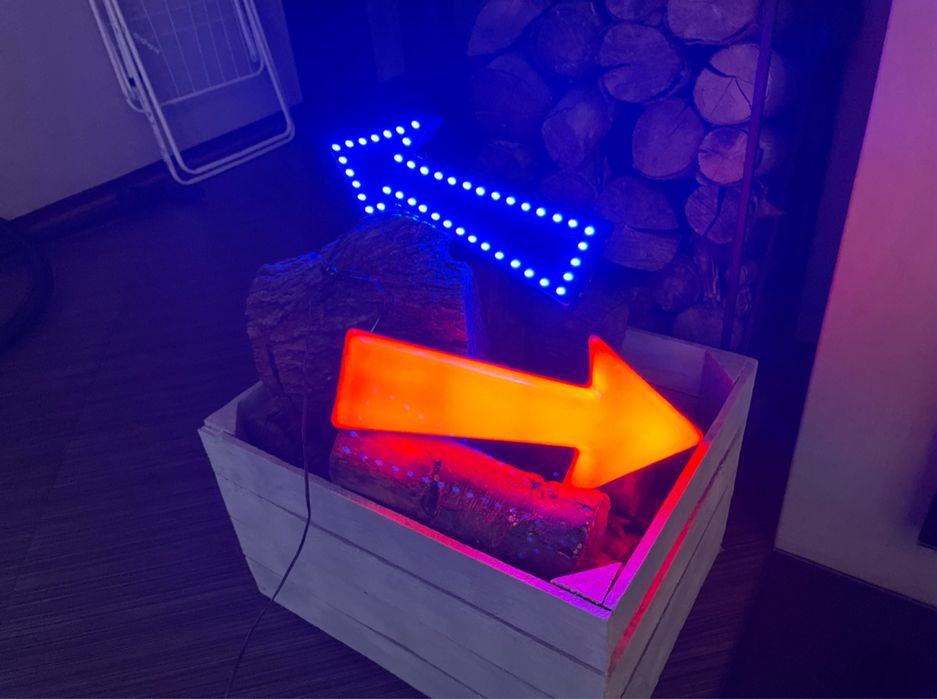 Neon 2 strzałki
