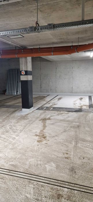 Wynajmę miejsce postojowe w garażu