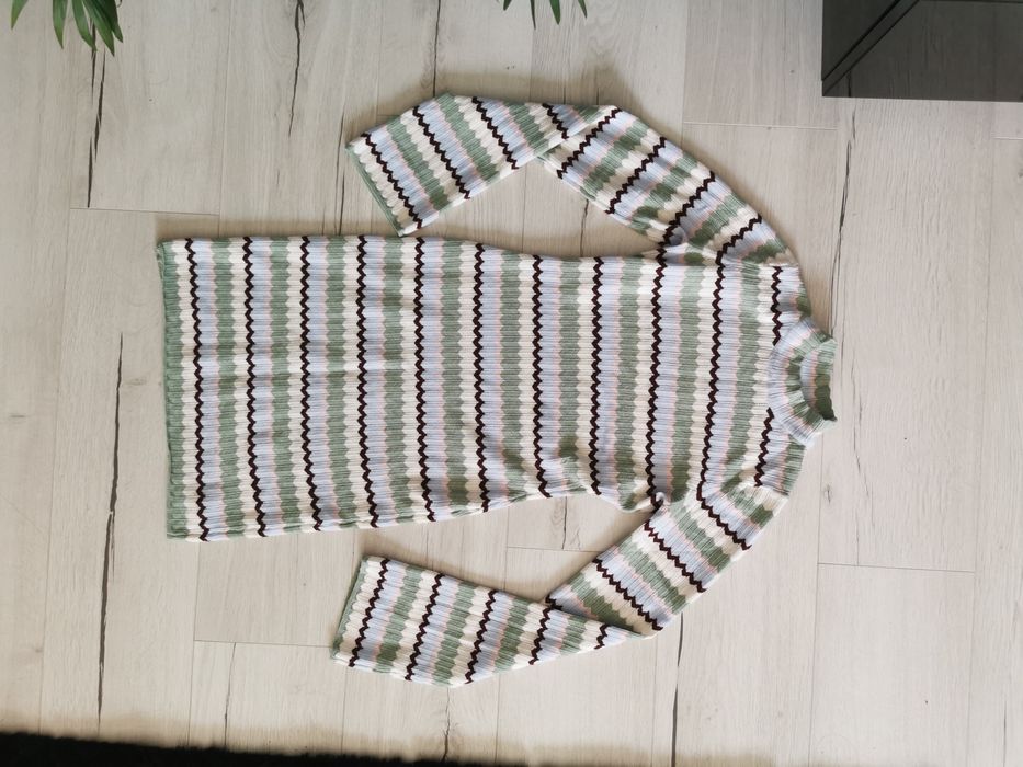 Dopasowana sukienka sweterkowa Bershka