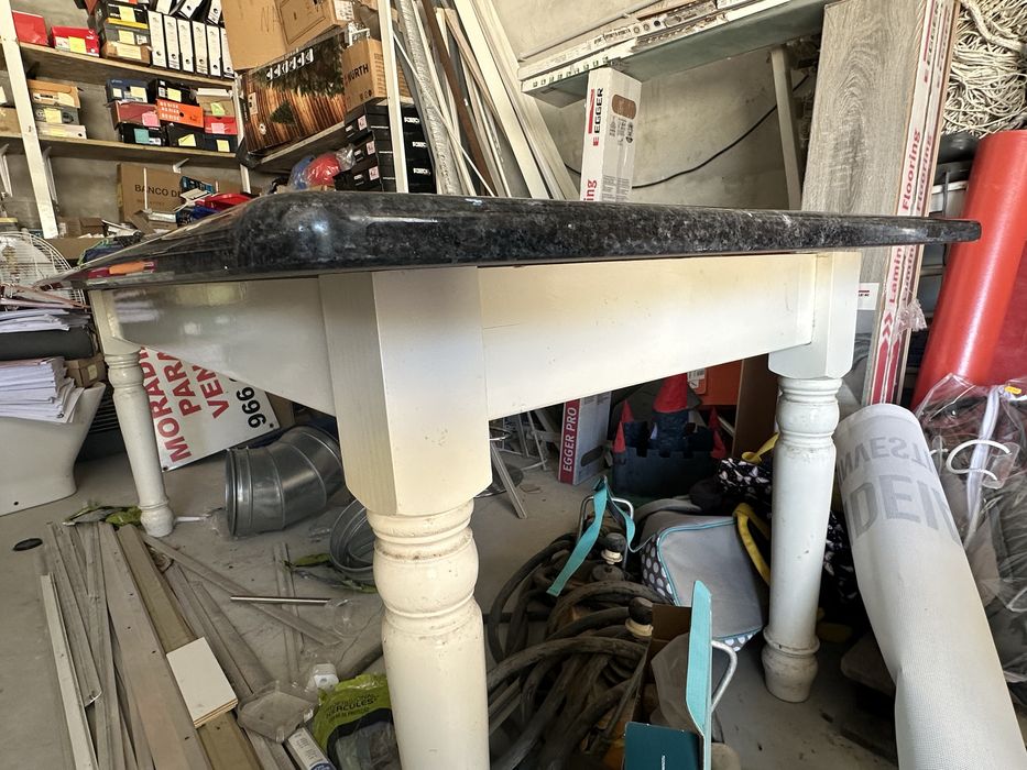 Mesa em Pedra maciça e cadeiras