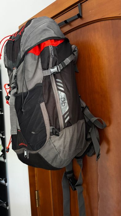 Mochila Forclaz 40 – Usada – Preto e Laranja