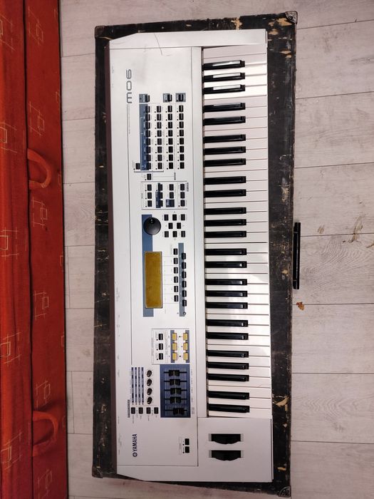 Yamaha MO6 i futerał drwniany