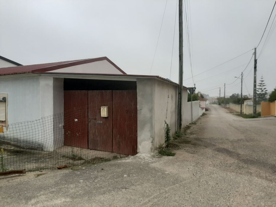 Vendo Moradia Antiga para recuperacao, fica 15 km das Praias Oeste.