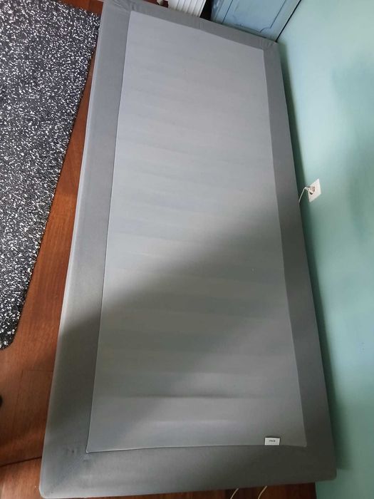 Sommier IKEA Lyngor com capa e pés