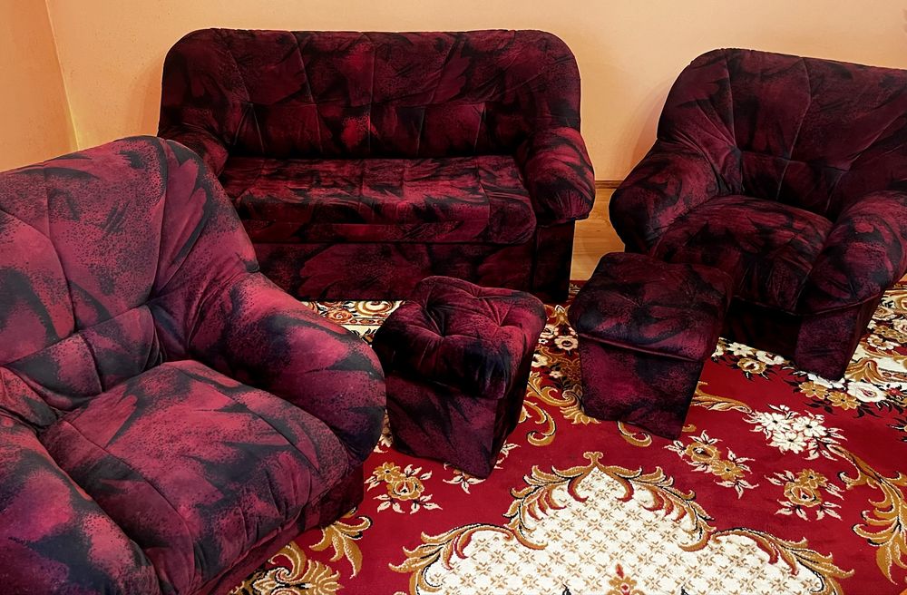 Zestaw wypoczynkowy - sofa rozkładana + 2 fotele + 2 pufy
