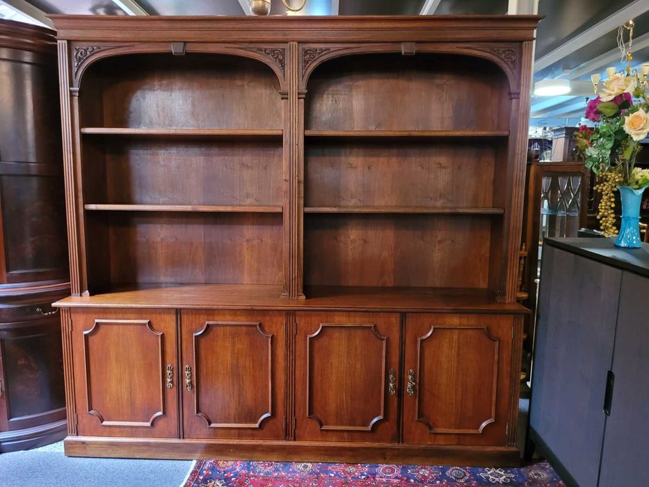 Móvel / estante em madeira maciça para sala ou escritório