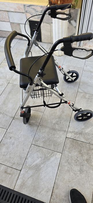 Andarilho usado  com banco e travão