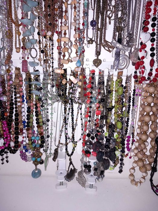 Lote de colares, pulseiras e brincos feitos à mão