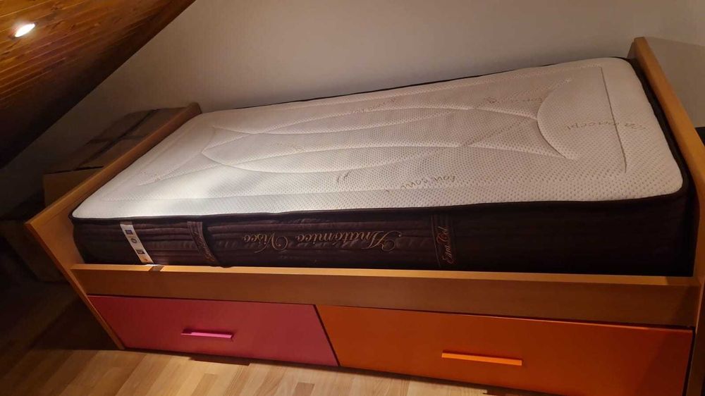 Estrutura de cama e colchão 180x90cm