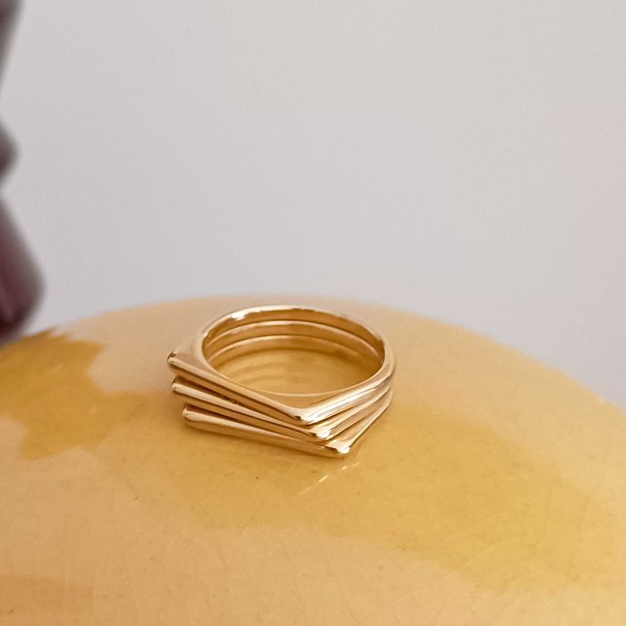 Anel em aço dourado.