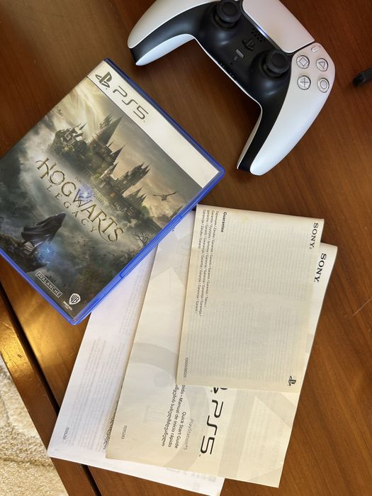 PlayStation 5 com comando + Hogwarts Legacy